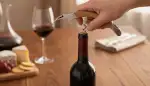 Der Laguiole Olivenholz-Korkenzieher: Eleganz, die jeden Weinabend veredelt